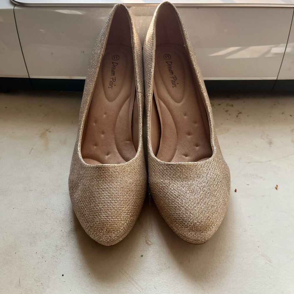 Dream Pairs gold sparkles size 11